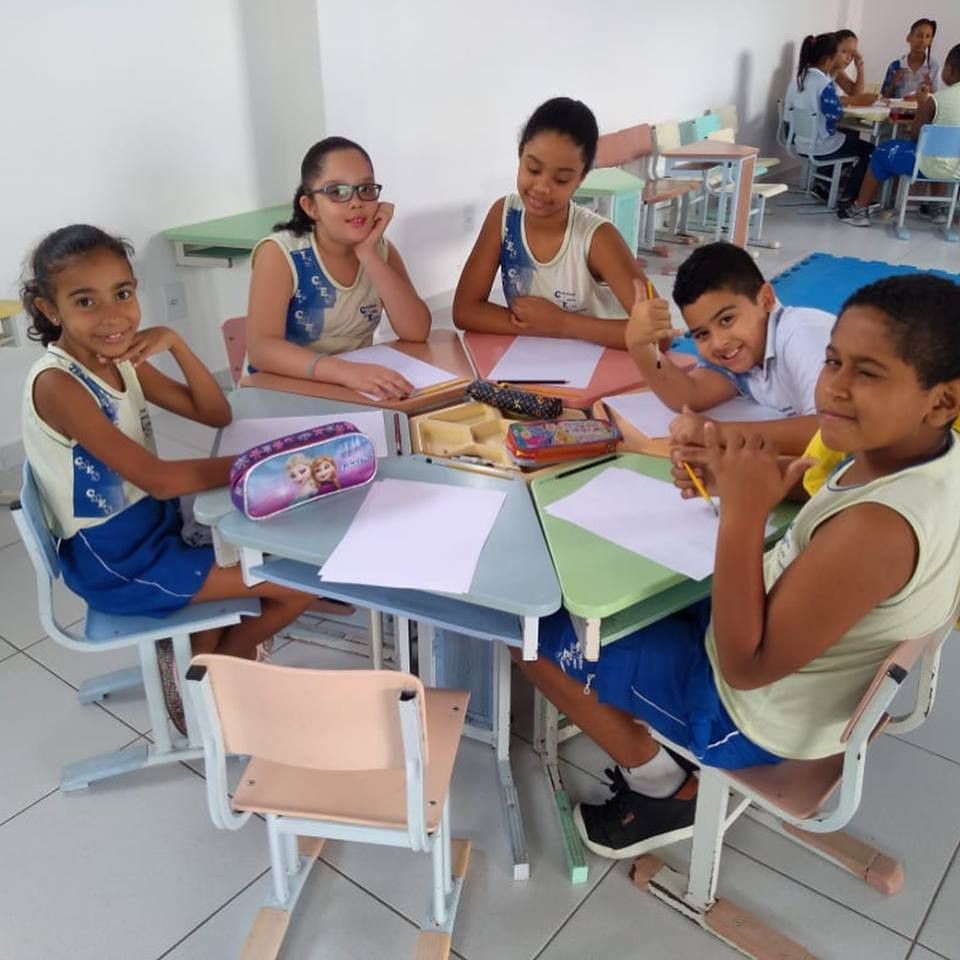 Registro do acervo escolar: estudantes do Maria Elza em uma atividade coletiva na sala de aula