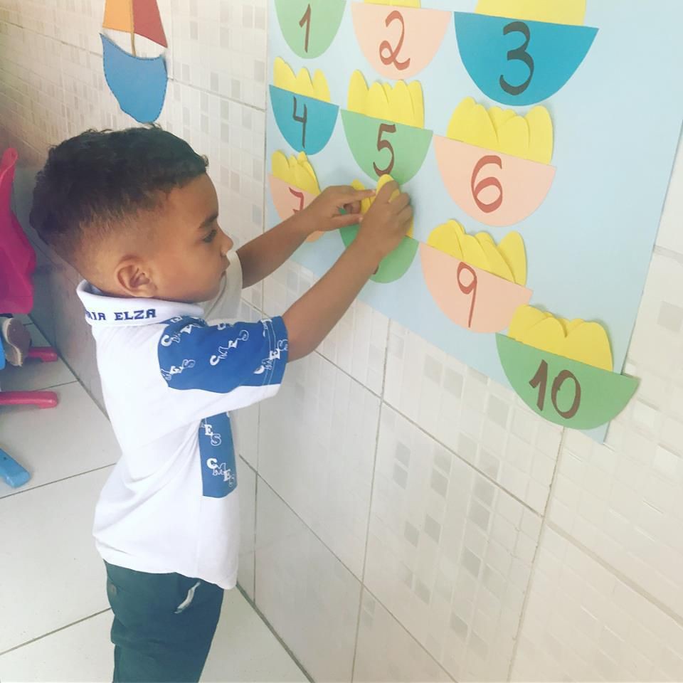 Registro do acervo do Colégio Maria Elza: atividade de contagem com materiais coloridos